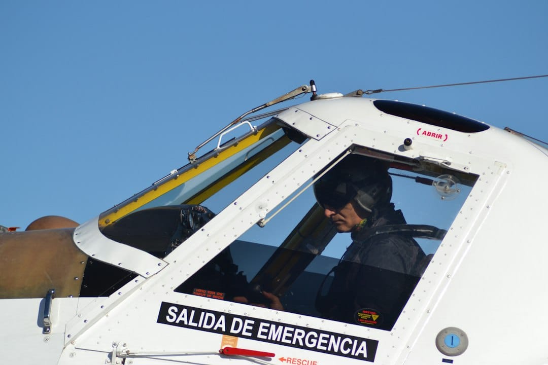 Desfibriladores (DEA) a bordo del vehículo de emergencia: cuándo capacita tu cuartel y qué exige la ley