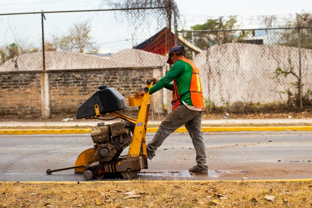 Amoladoras y sierras circulares para apertura de brechas en rescate estructural: cuáles elegir y cómo cuidarlas
