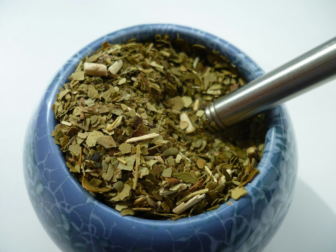 Chacras de yerba mate con secadero a leña: cómo trabajar un barbacuá con brasas vivas toda la noche