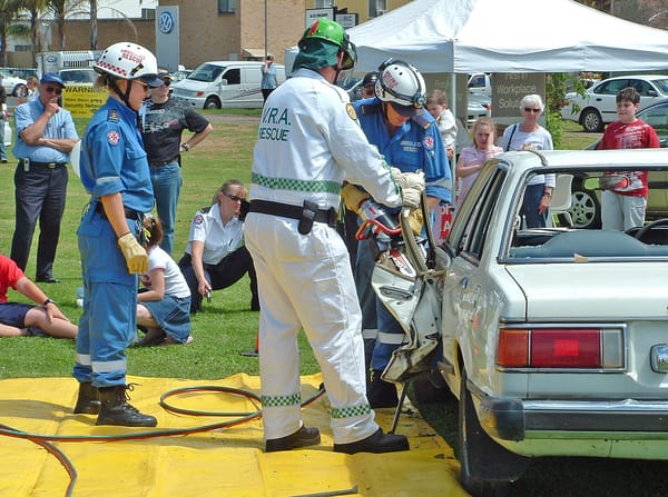 Rescate y extricación en accidentes con vehículos eléctricos: riesgo de alta tensión y procedimiento seguro