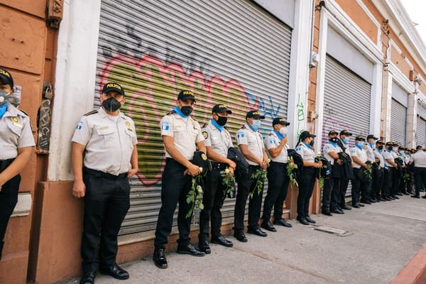 Fatiga operativa en guardias de 24 horas: protocolos de relevo seguro en el cambio de turno del cuartel