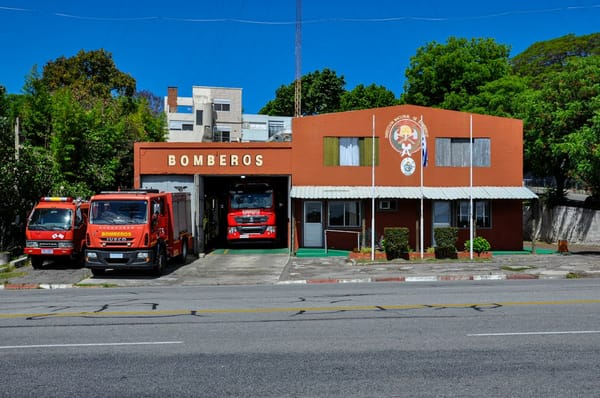 Satélite o mesh en zonas sin señal: qué conviene realmente para un cuartel de bomberos voluntarios