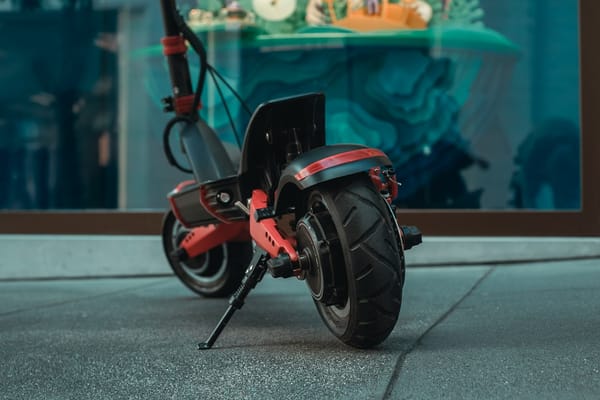 Bicicletas y monopatines eléctricos en departamentos: cargadores genéricos, baterías de litio y un riesgo que crece