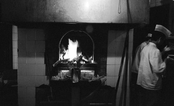 Incendios de grasa en freidoras de locales gastronómicos de barrio: por qué la campana extractora decide el resultado antes de que llegue el cuartel